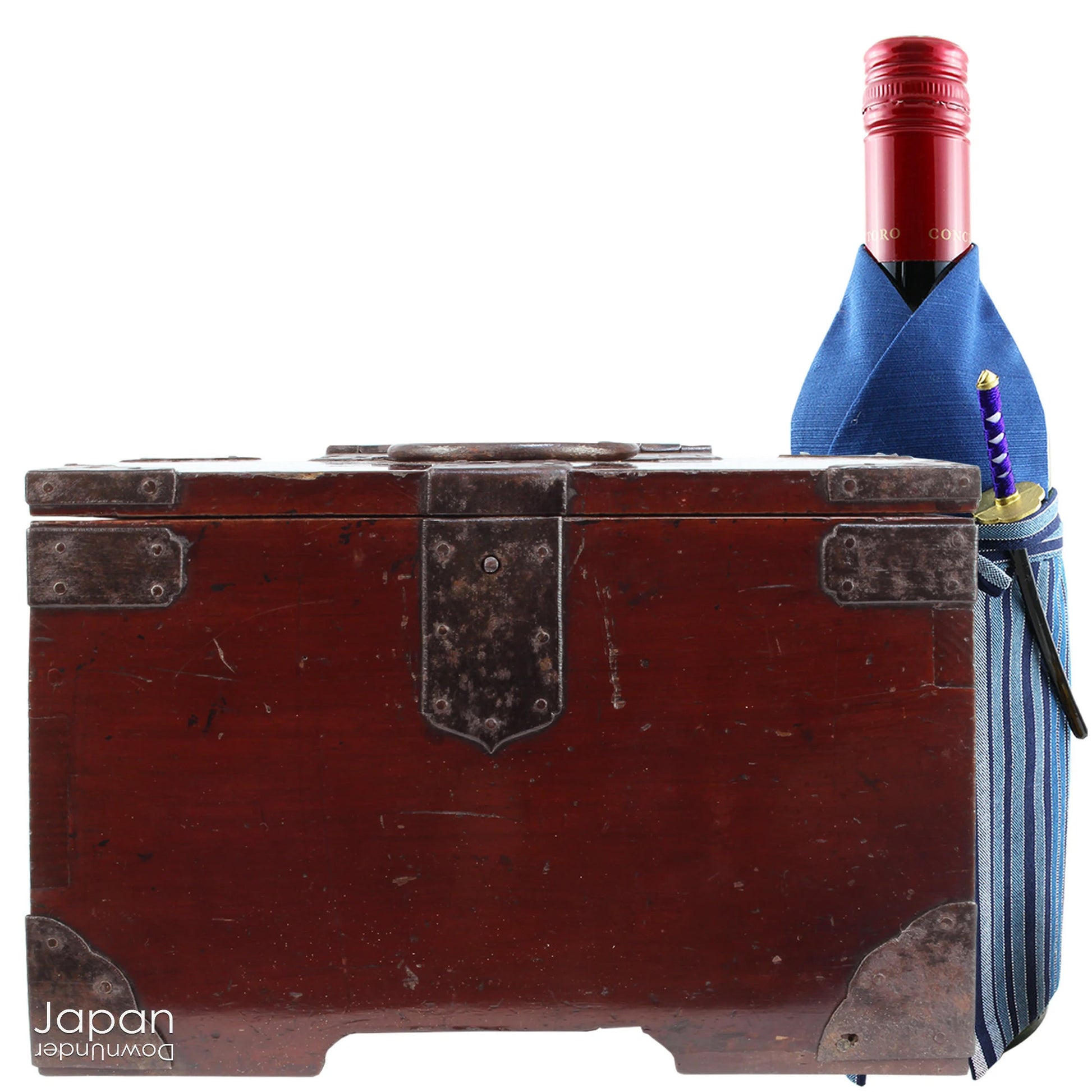 Add a touch of timeless elegance to your decor with this exquisite Japanese antique Suzuribako (accounting box). This medium-sized chest is a stunning blend of functionality and artistry, showcasing beautiful lacquer work and delicate metal fittings. A perfect way to store your cherished small items in a piece of history that doubles as an eye-catching conversation starter.