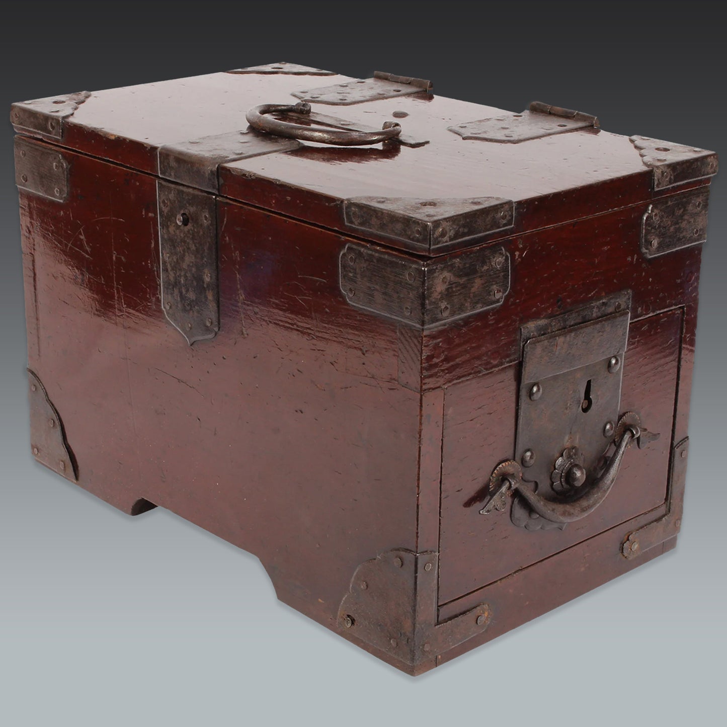 Add a touch of timeless elegance to your decor with this exquisite Japanese antique Suzuribako (accounting box). This medium-sized chest is a stunning blend of functionality and artistry, showcasing beautiful lacquer work and delicate metal fittings. A perfect way to store your cherished small items in a piece of history that doubles as an eye-catching conversation starter.