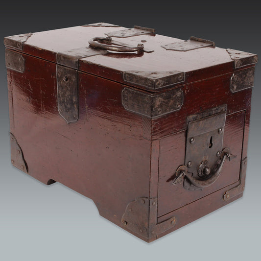 Add a touch of timeless elegance to your decor with this exquisite Japanese antique Suzuribako (accounting box). This medium-sized chest is a stunning blend of functionality and artistry, showcasing beautiful lacquer work and delicate metal fittings. A perfect way to store your cherished small items in a piece of history that doubles as an eye-catching conversation starter.