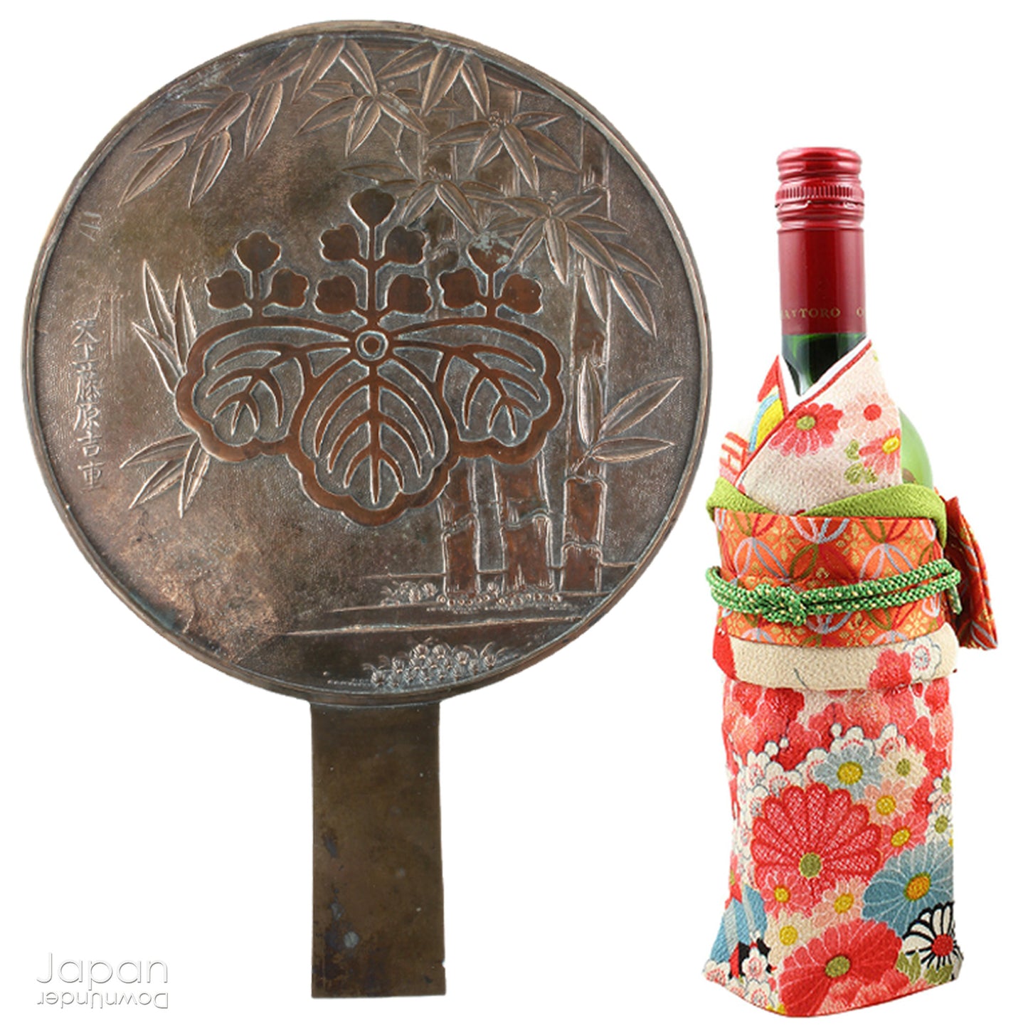 Step into the world of Japanese craftsmanship with this antique bronze mirror from the early 1900s. A captivating blend of history and artistry, it features intricate metalwork that elevates it from a mere functional piece to a cherished treasure.