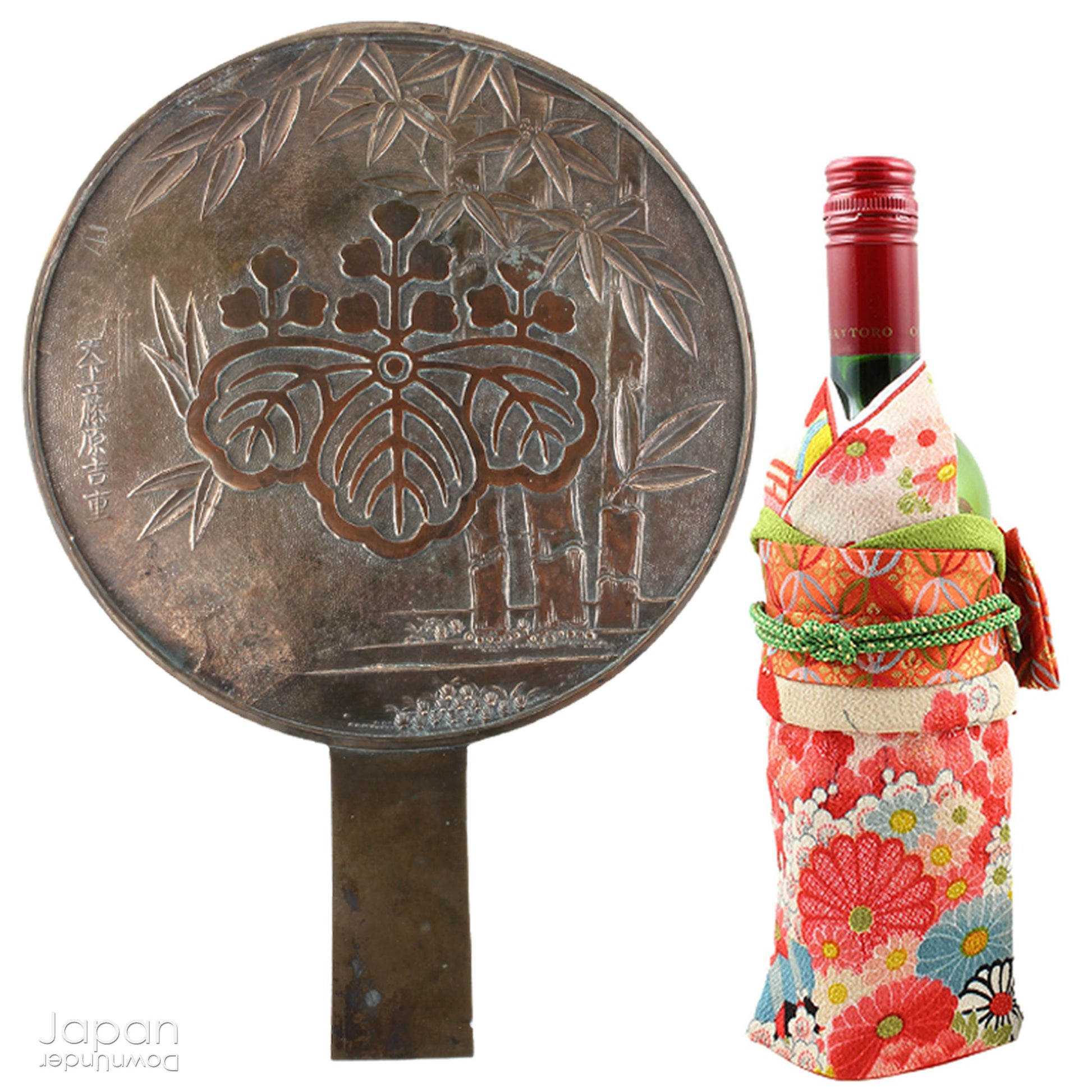 Step into the world of Japanese craftsmanship with this antique bronze mirror from the early 1900s. A captivating blend of history and artistry, it features intricate metalwork that elevates it from a mere functional piece to a cherished treasure.