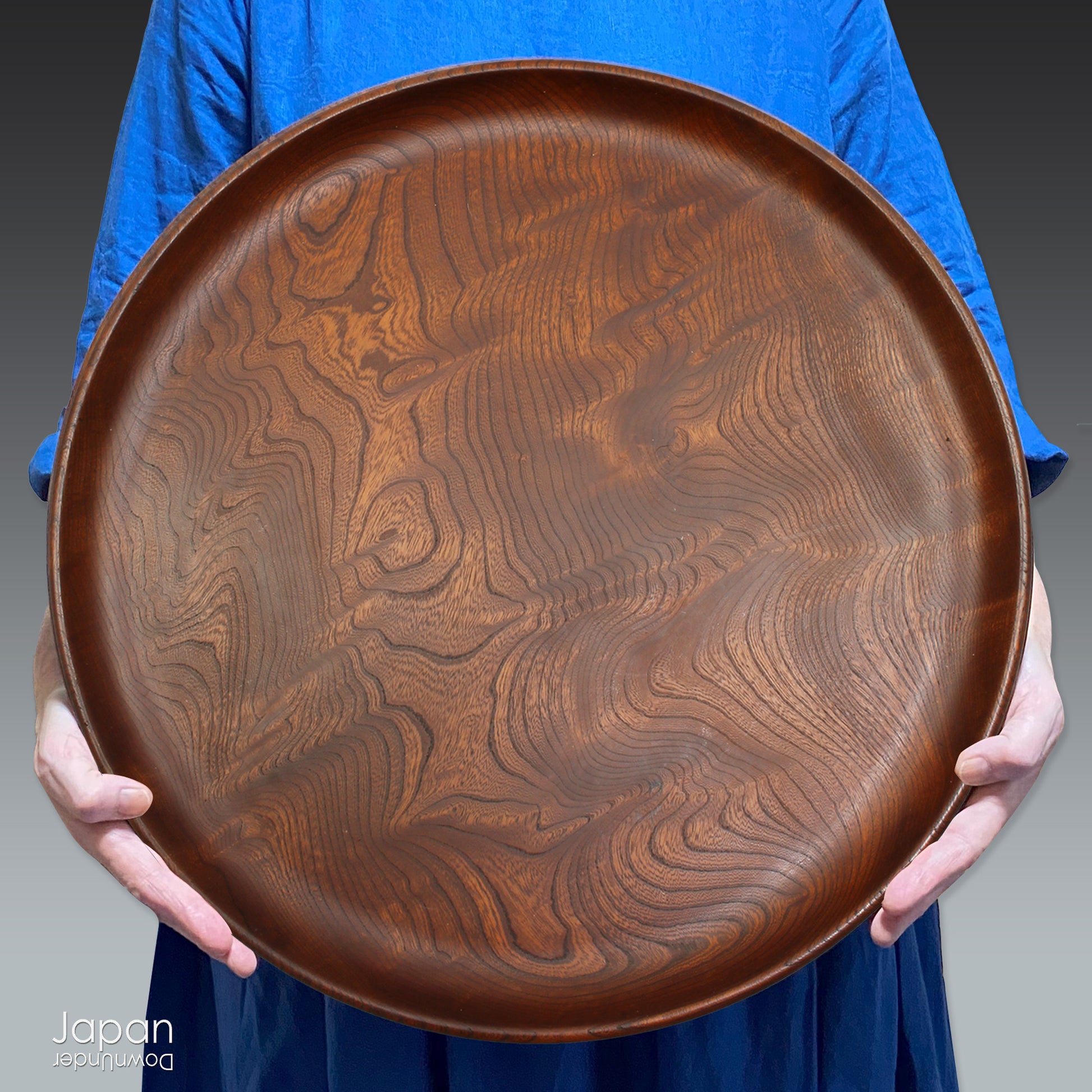 Bring timeless beauty and refined craftsmanship into your home with this very large antique tea tray - a striking piece perfect for tea ceremonies or as a unique decorative accent. Hand-carved from a single cross-section of high-quality zelkova (keyaki) wood, this tray seamlessly blends function and artistry, making it a standout addition to any setting.