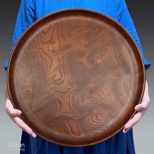 Bring timeless beauty and refined craftsmanship into your home with this very large antique tea tray - a striking piece perfect for tea ceremonies or as a unique decorative accent. Hand-carved from a single cross-section of high-quality zelkova (keyaki) wood, this tray seamlessly blends function and artistry, making it a standout addition to any setting.