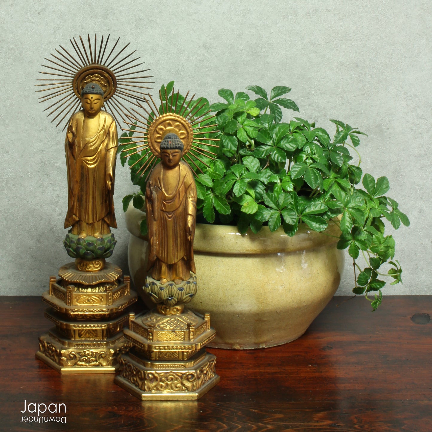 Add a touch of timeless history to your kitchen with this exquisite antique folk art stoneware mixing bowl. A true vintage gem, it offers a captivating glimpse into the artistry of the Edo and Meiji eras.