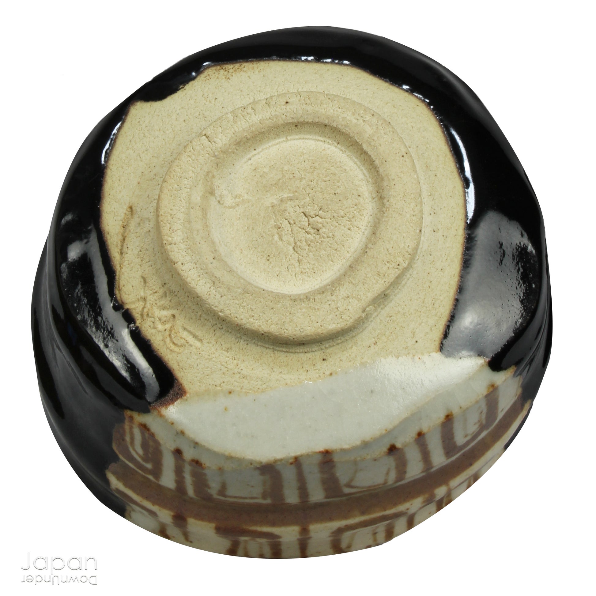 Experience the perfect blend of tradition and modernity with this stunning black Oribe matcha tea bowl. Crafted by the talented artist Yoshiyuki Sone, this unique piece boasts a contemporary design with a striking brown and beige geometric accent that adds a touch of sophistication to any tea ceremony.
The glossy black glaze of the bowl, paired with a minimalistic rectangular design, creates a striking contrast against the vibrant green matcha, making each sip feel even more special. True to the Oribe styl