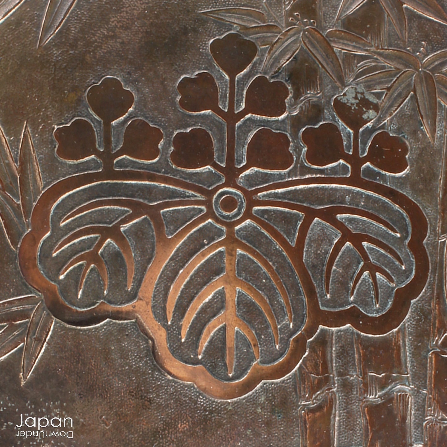 Step into the world of Japanese craftsmanship with this antique bronze mirror from the early 1900s. A captivating blend of history and artistry, it features intricate metalwork that elevates it from a mere functional piece to a cherished treasure.