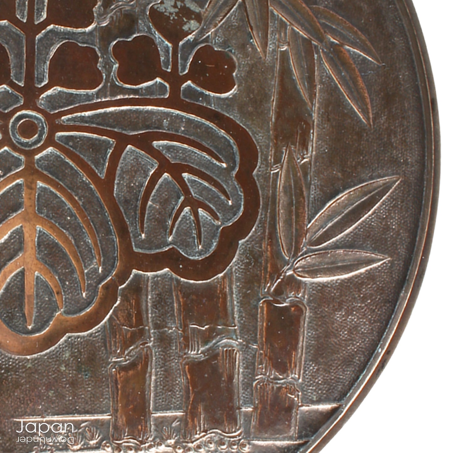 Step into the world of Japanese craftsmanship with this antique bronze mirror from the early 1900s. A captivating blend of history and artistry, it features intricate metalwork that elevates it from a mere functional piece to a cherished treasure.