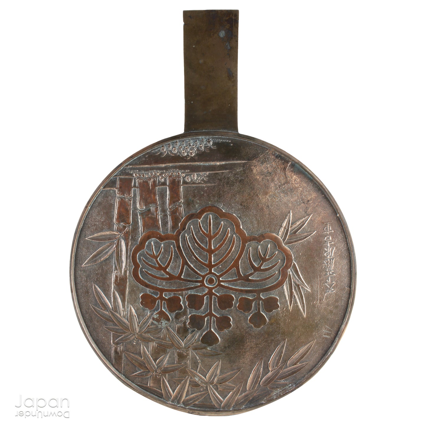 Step into the world of Japanese craftsmanship with this antique bronze mirror from the early 1900s. A captivating blend of history and artistry, it features intricate metalwork that elevates it from a mere functional piece to a cherished treasure.