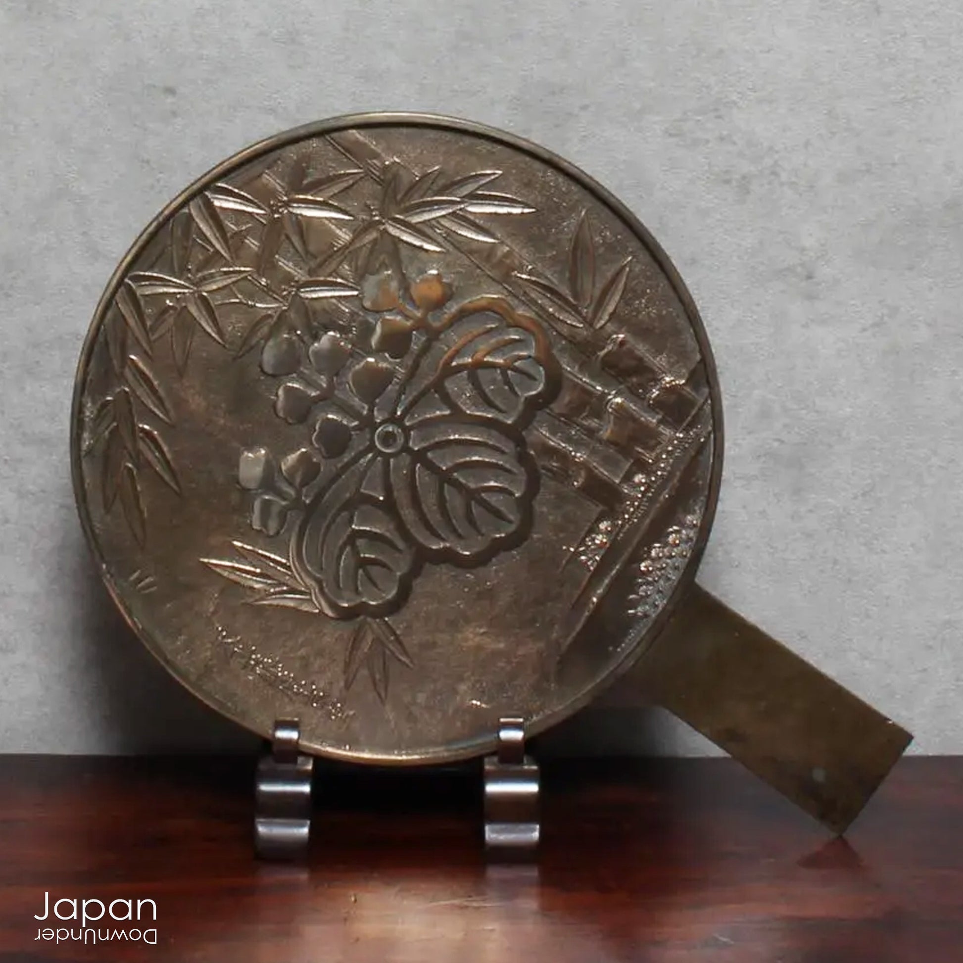 Step into the world of Japanese craftsmanship with this antique bronze mirror from the early 1900s. A captivating blend of history and artistry, it features intricate metalwork that elevates it from a mere functional piece to a cherished treasure.
