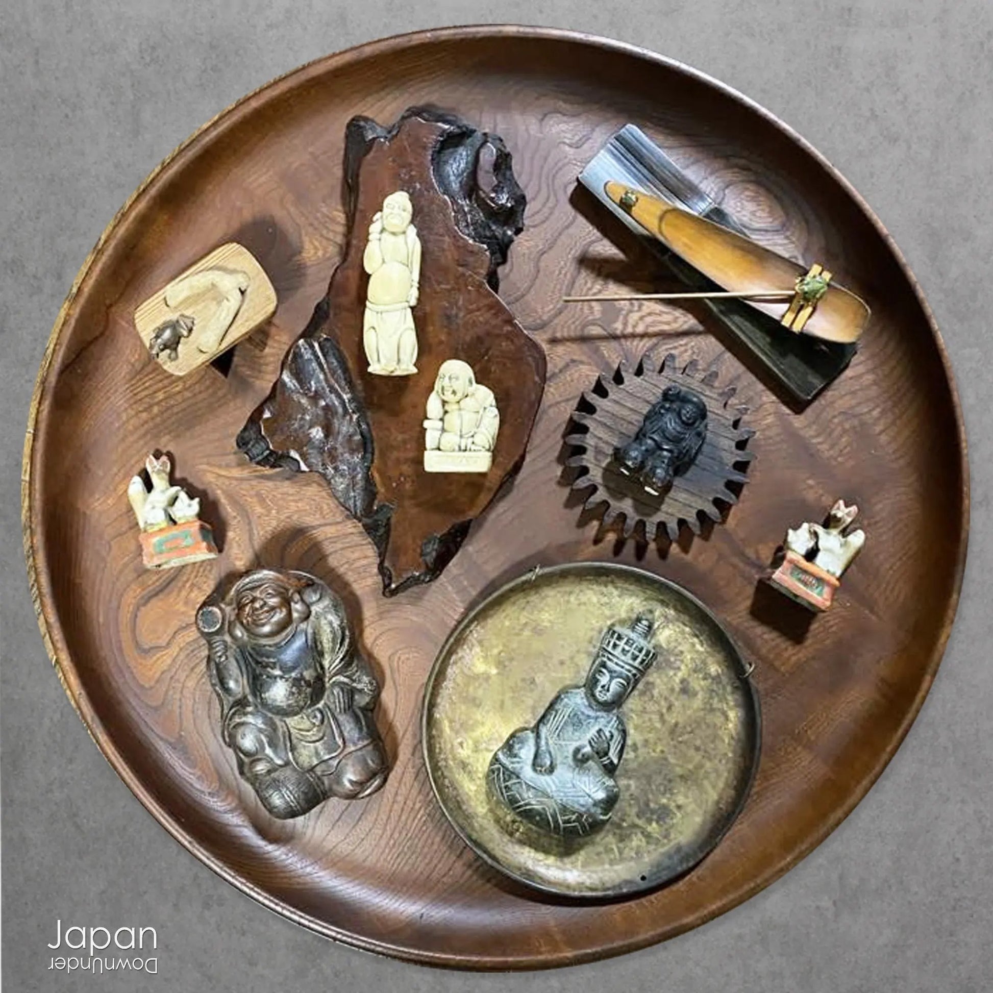 Bring timeless beauty and refined craftsmanship into your home with this very large antique tea tray - a striking piece perfect for tea ceremonies or as a unique decorative accent. Hand-carved from a single cross-section of high-quality zelkova (keyaki) wood, this tray seamlessly blends function and artistry, making it a standout addition to any setting.